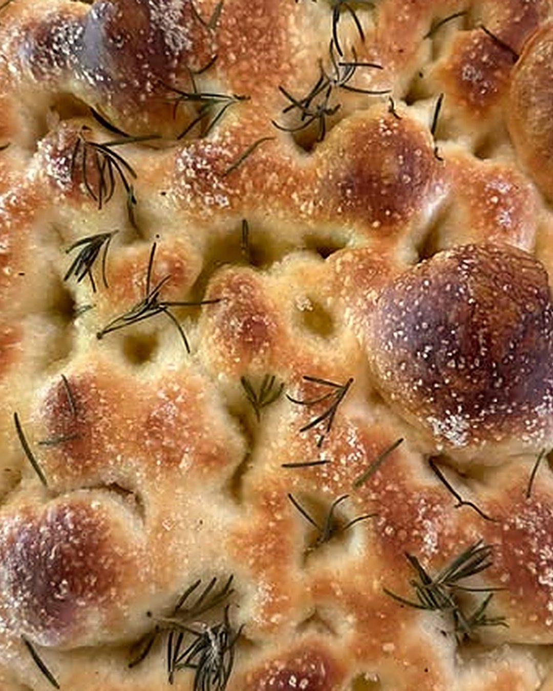 Focaccia com alecrim e sal grosso, vista de cima