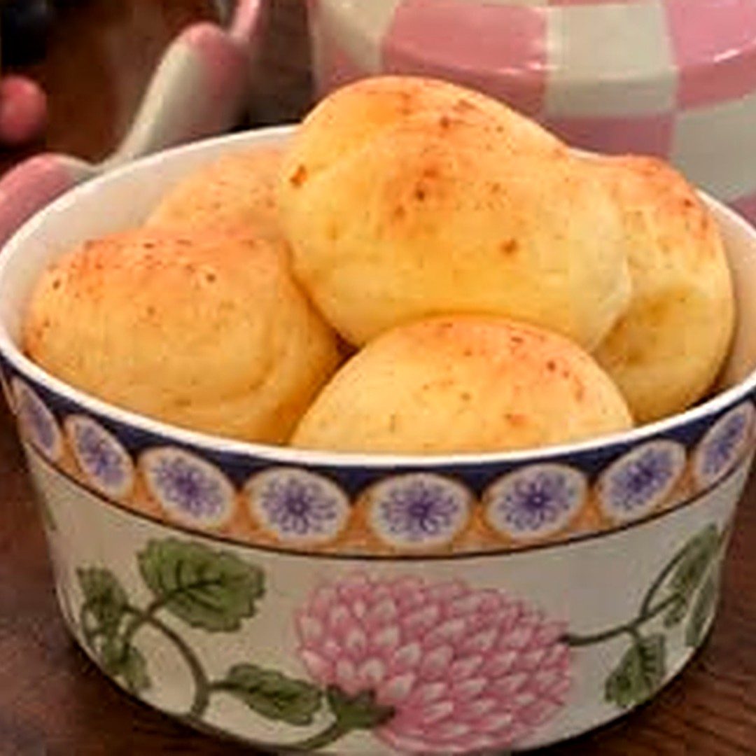 Pães de queijo em tigela de cerâmica florida