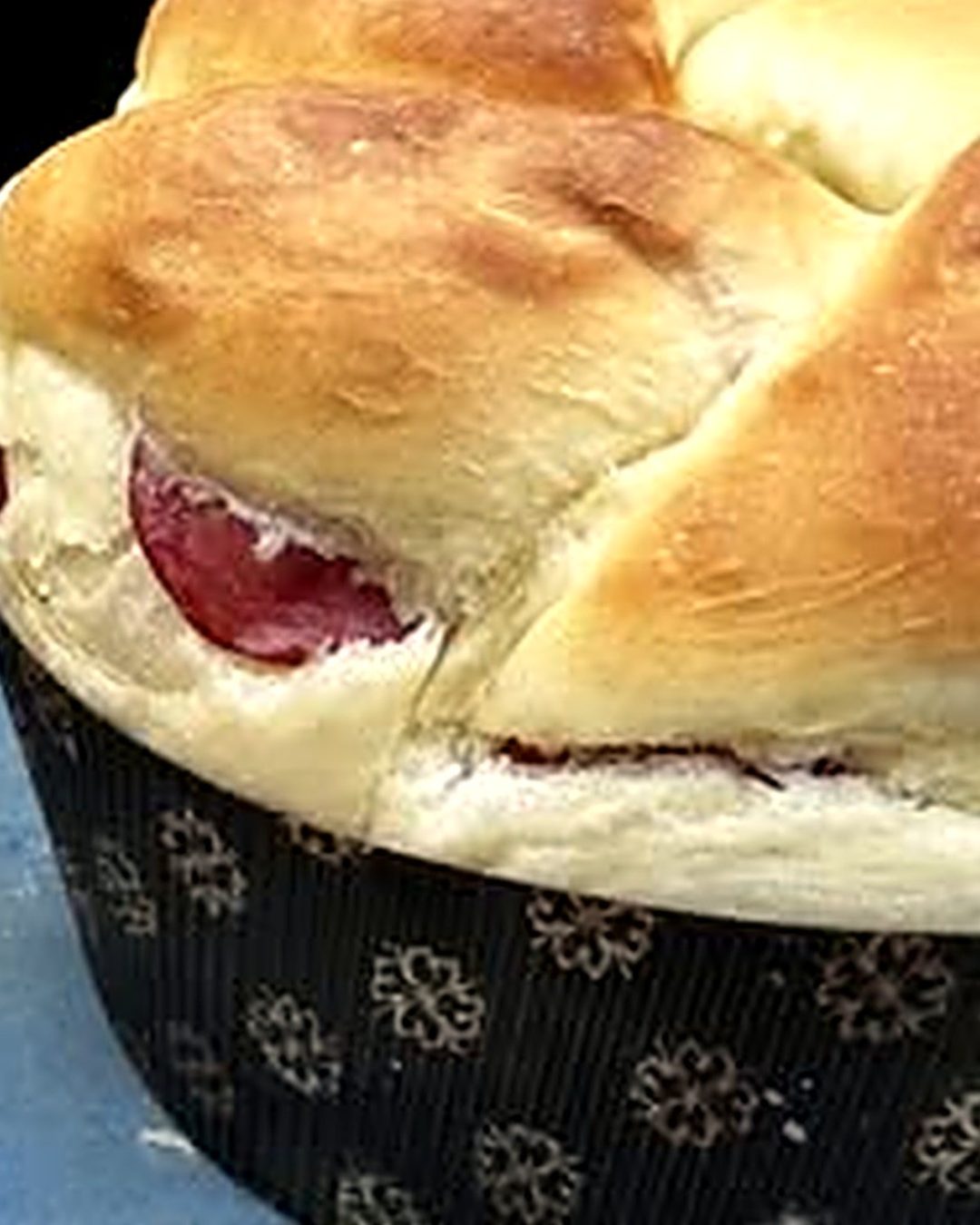 Detalhe da rosca recém-assada com a calabresa aparente